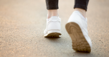 Jak vyčistit bílé gumové podrážky na botách, aby vypadaly jako nové?