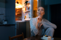 Proč se večer přejídáte, i když přes den jíte normálně, a jak to zastavit?