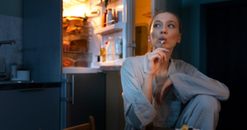 Proč se večer přejídáte, i když přes den jíte normálně, a jak to zastavit?